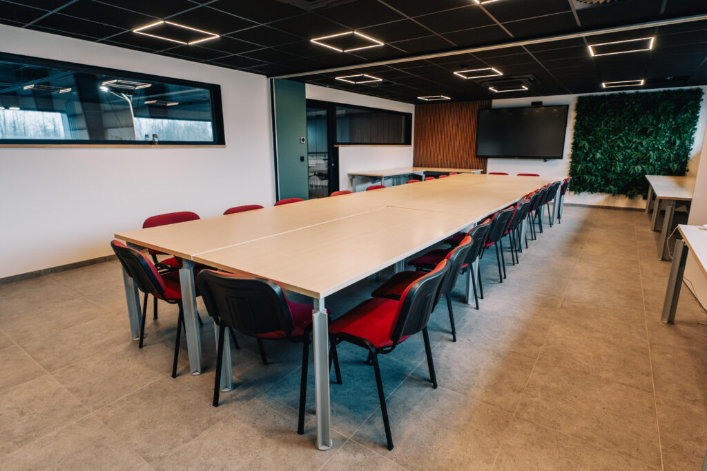 Salle de réunion avec écran géant