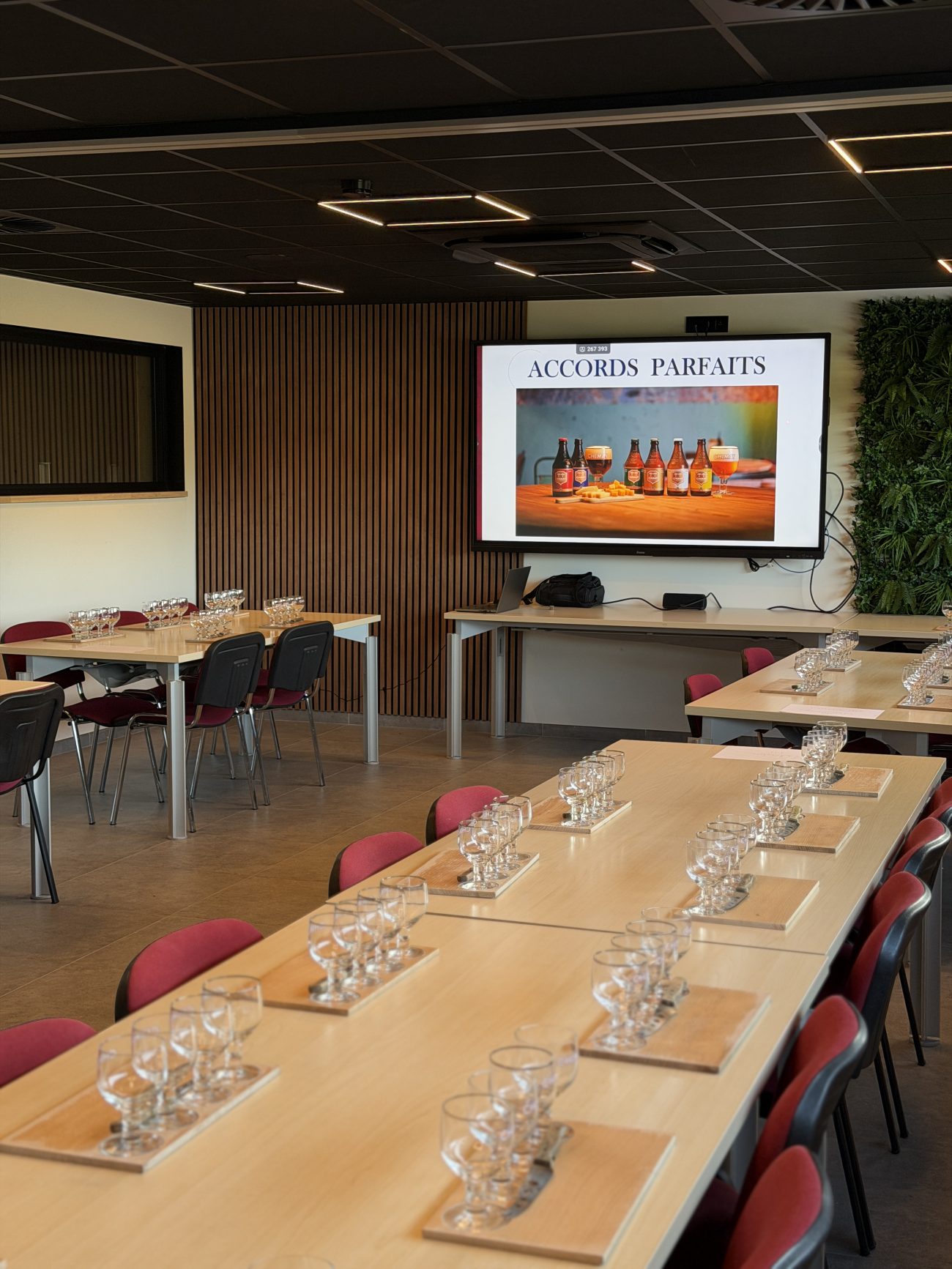 La salle de séminaire du club, son grand écran et ses tables modulables