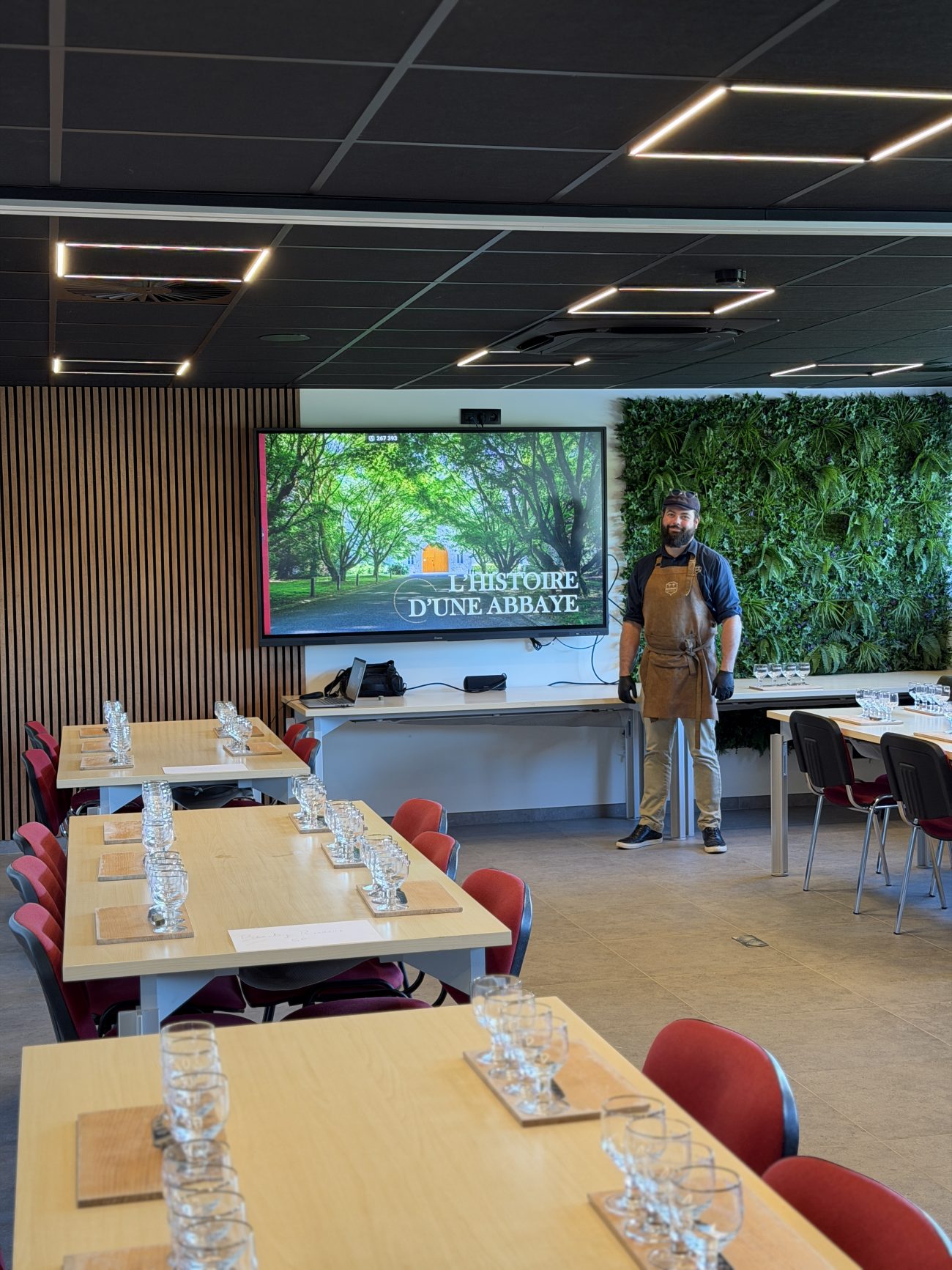 Une présentation en cours dans la salle de séminaire
