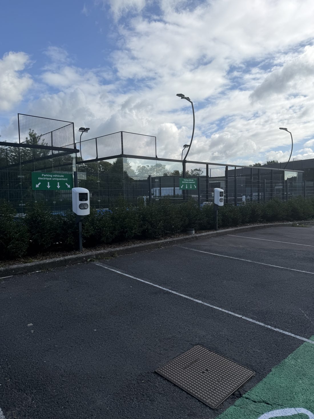 Les emplacements de recharge signalés, le long des terrains