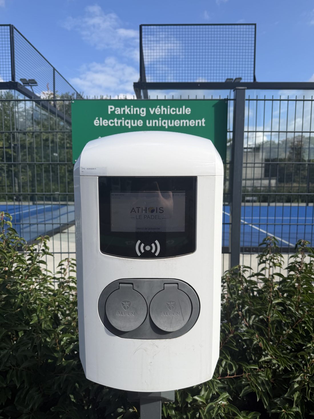 Borne de recharge du club, sur un emplacement réservé aux véhicules électriques