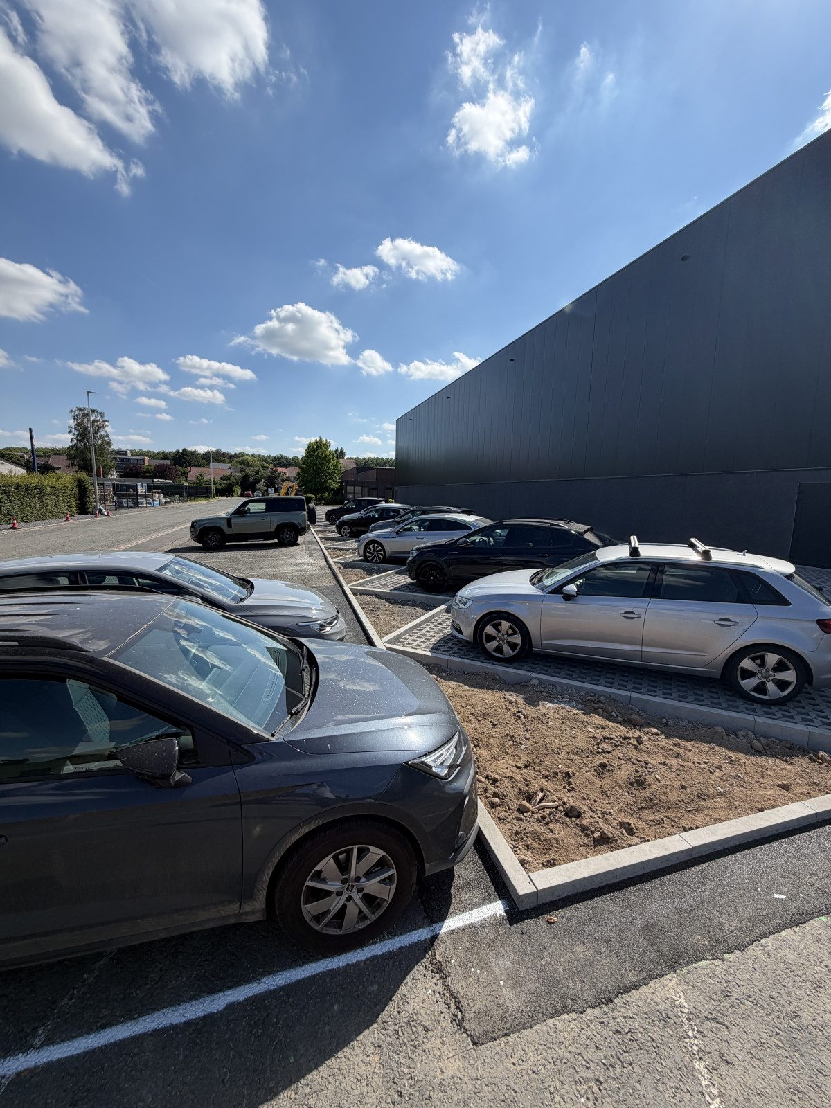 Les emplacements le long du bâtiment