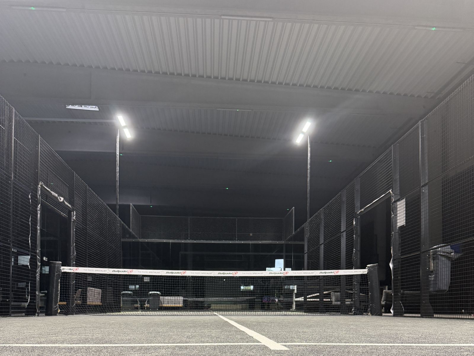 Le terrain simple couvert d'Athois Le Padel, vu depuis le fond du court