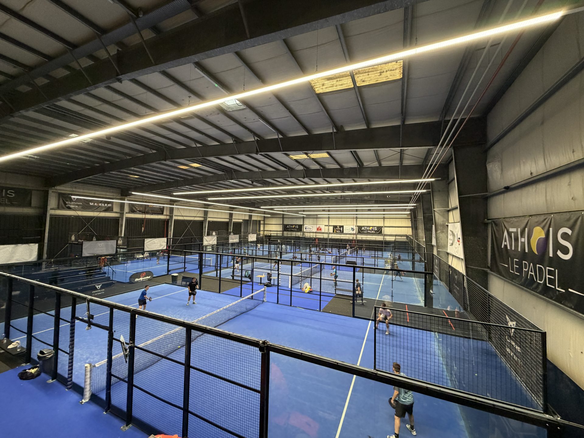 Les terrains intérieurs d'Athois Le Padel