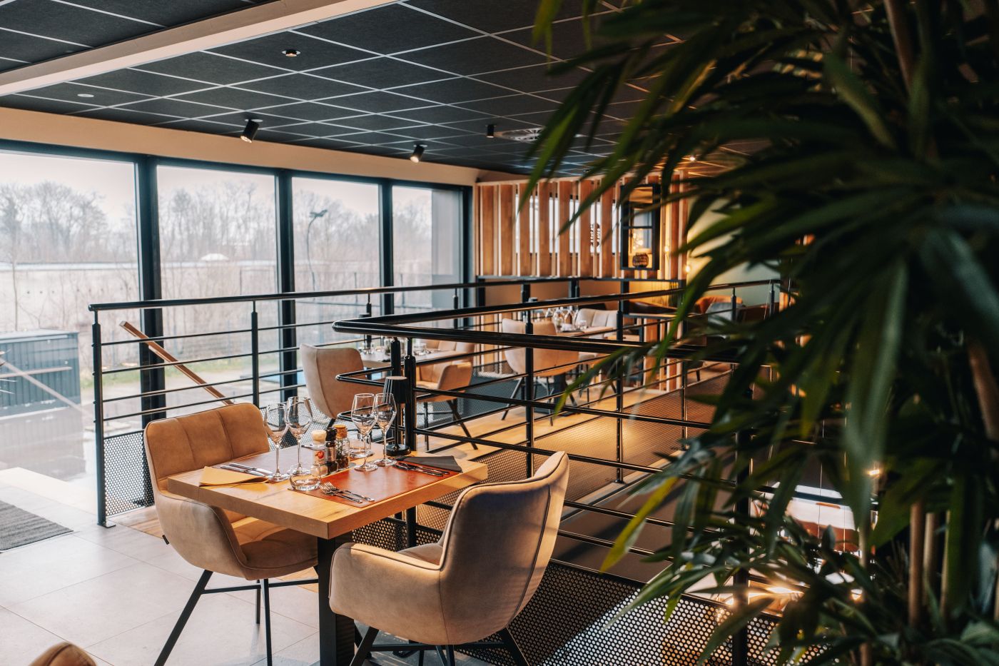 La mezzanine et ses baies vitrées, face à l'extérieur