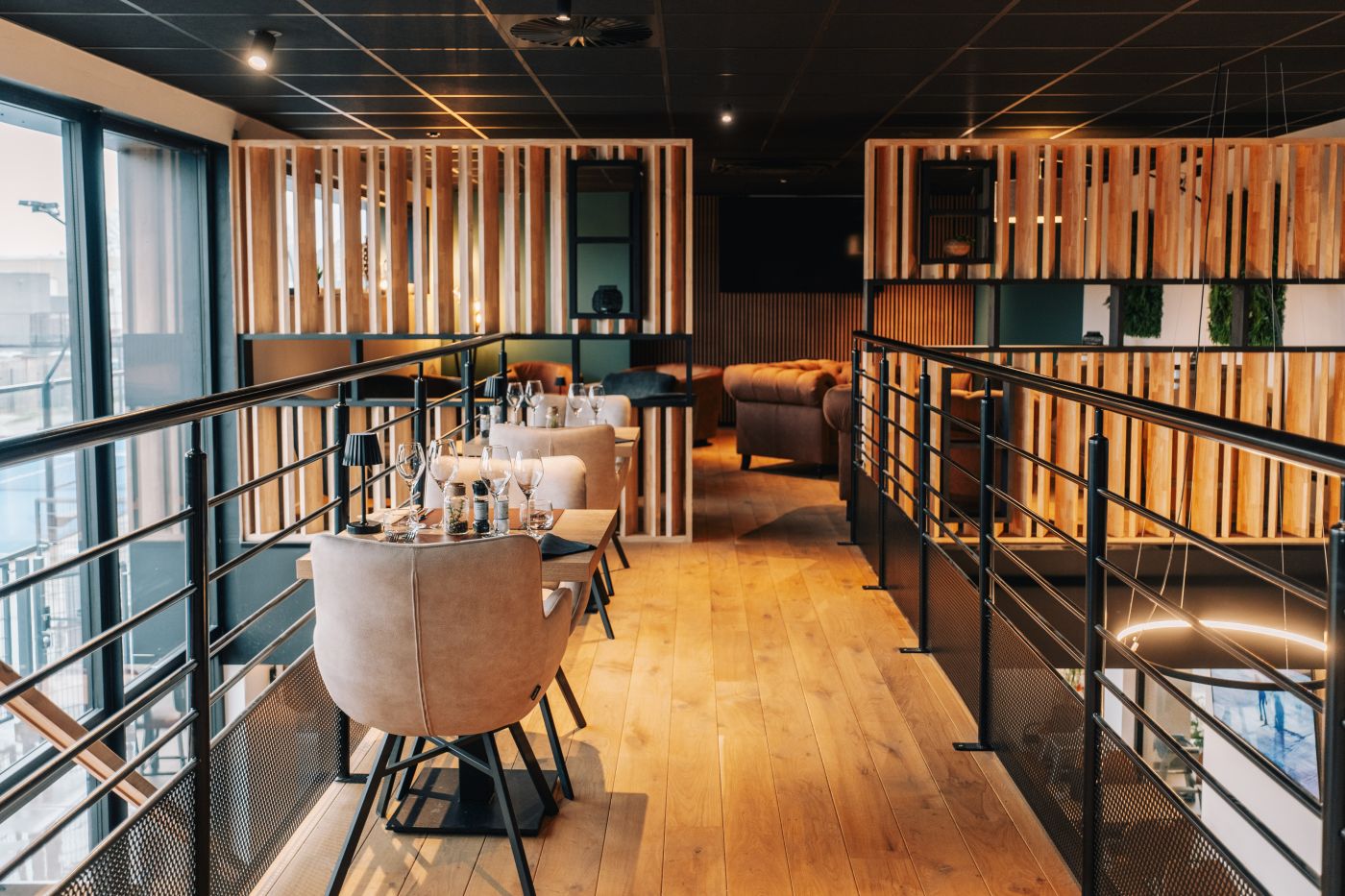 Les tables de la mezzanine, le long de la rambarde
