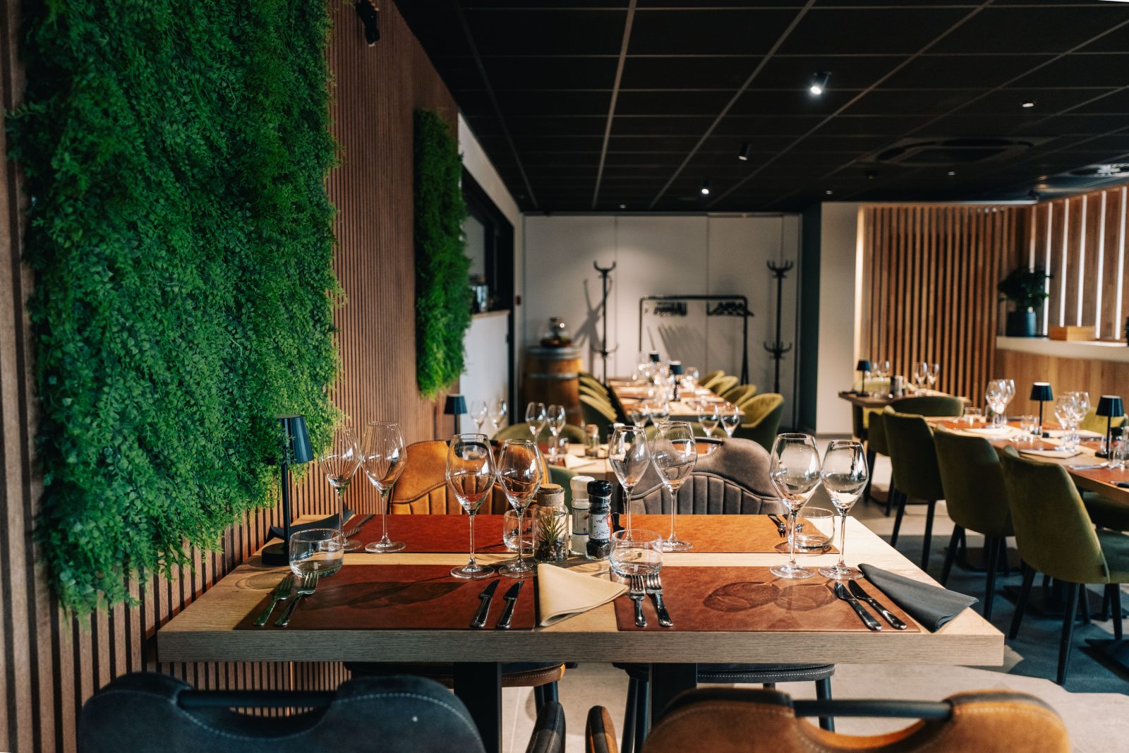 Tables dressées devant le mur végétal du Bel Effet