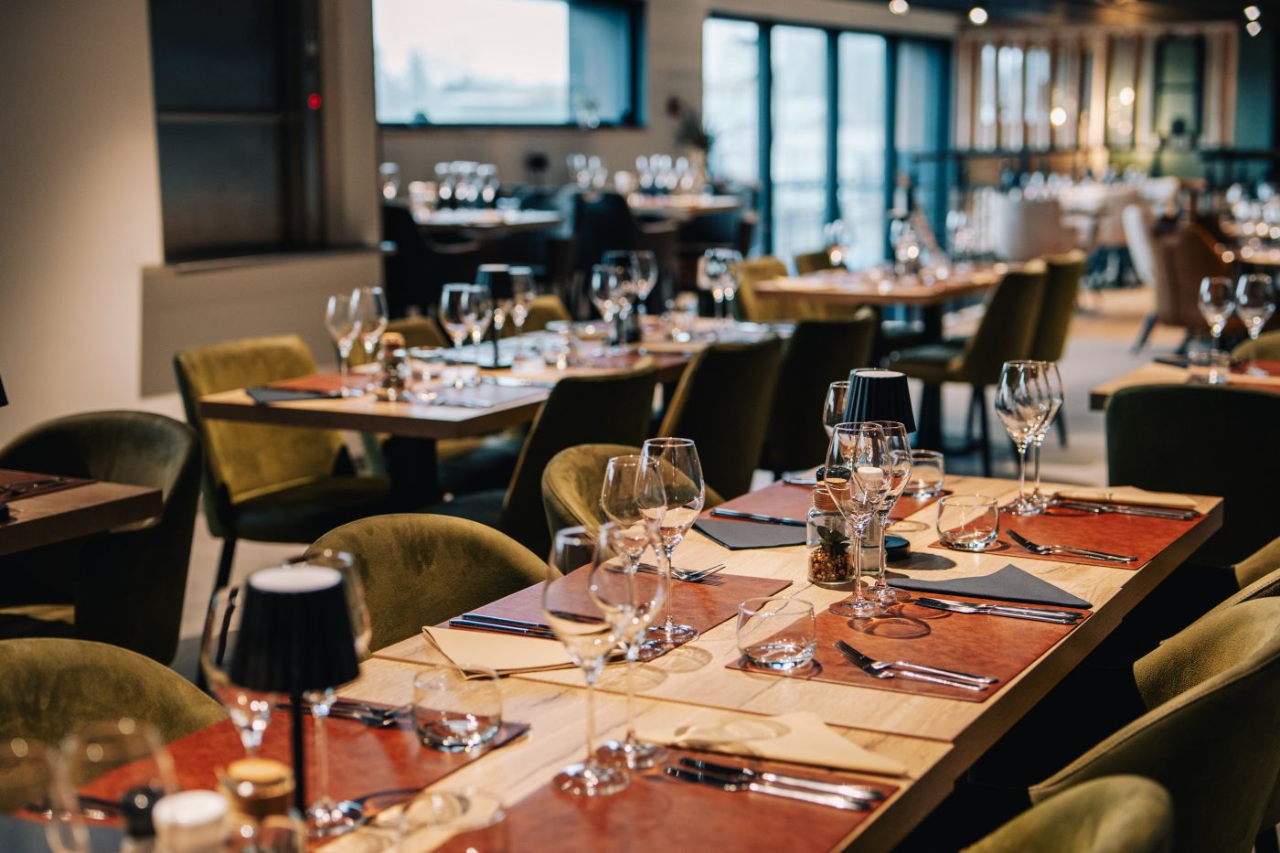 Les tables du Bel Effet en enfilade, dressées pour le service