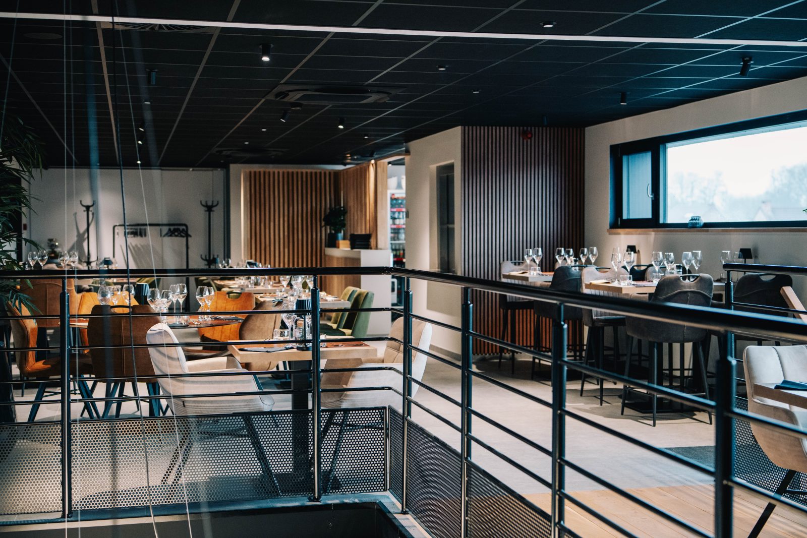 Vue d'ensemble de la salle du Bel Effet, mezzanine et tables hautes